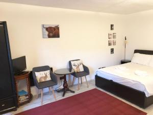 Cama ou camas em um quarto em Castle view&Grassmarket studio flat with Luxury bathroom