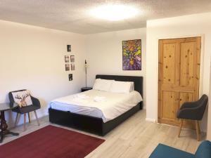 Cama ou camas em um quarto em Castle view&Grassmarket studio flat with Luxury bathroom