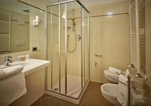 Koupelna v ubytování Romantic Hotel Excelsior + 37 fotografií