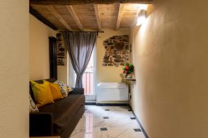 a living room with a couch and a window at Meb in Riomaggiore