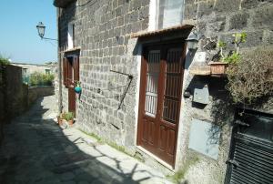 マッサ・ルブレンセにあるCasa Ghigòの木の扉のある通路