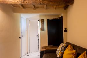 a living room with a couch and a door at Meb in Riomaggiore
