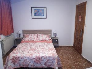 Posteľ alebo postele v izbe v ubytovaní Hostal Alvaro I