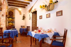 una sala da pranzo con tavoli e sedie blu di Le Cinque Novelle a Agrigento