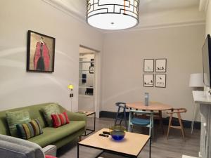 a living room with a couch and a table at Beautiful 1 Bedroom Apartment Ovington Square in London