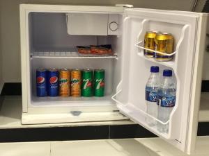 einen offenen Kühlschrank mit Getränken und Soda in der Unterkunft Opulence Colombo in Colombo