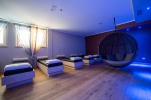 ein Zimmer mit Betten und einer Hängeschaukel in der Unterkunft Caminetto Mountain Resort in Lavarone