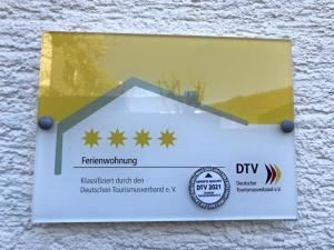 ein Schild an der Seite eines Gebäudes in der Unterkunft Ferienwohnung Brinkmann 4**** mit Moselblick in Dieblich