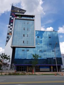 duży szklany budynek z napisem w obiekcie Esia hotel w mieście Daegu