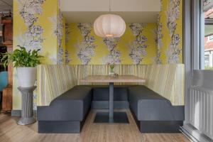 un coin repas avec une table dans un restaurant dans l'établissement Hotel Op Diek, à Den Hoorn
