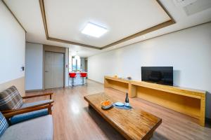 TV a/nebo společenská místnost v ubytování Jeju Resort