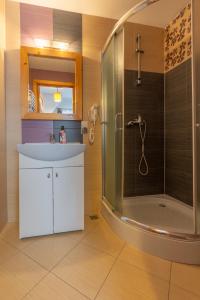 ein Badezimmer mit Waschbecken und Dusche in der Unterkunft Zowiyrucha -100 m do wyciągów narciarskich i 900 m do term in Bukowina Tatrzańska + 40 Fotos