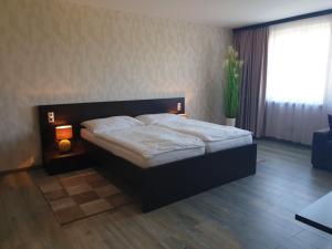 A bed or beds in a room at KMK Penzión