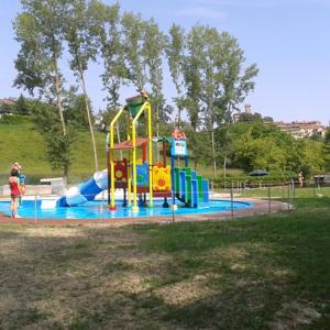 TrisobbioにあるCastello di Trisobbioの公園内の滑り台付き遊び場