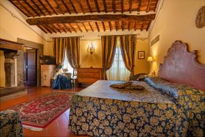 a bedroom with a large bed in a room at Villa Borgo San Pietro in Cortona