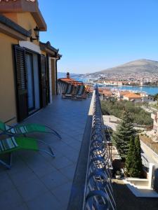 balkon z krzesłami i widokiem na miasto w obiekcie Apartments Ivona 2 w Trogirze