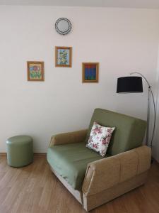 sala de estar con sofá verde y lámpara en Apartments Ivona 2, en Trogir