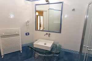 A bathroom at Ambra Sorrento Suites Short Rent
