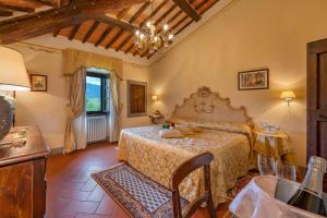 a bedroom with a large bed in a room at Villa Borgo San Pietro in Cortona