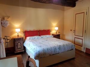 ein Schlafzimmer mit einem Bett und zwei Lampen an zwei Tischen in der Unterkunft B&B La Cascina di Monia e Mario in Borgo Ticino