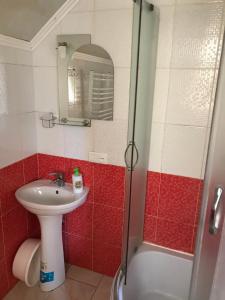 a bathroom with a sink and a shower at ‘‘FOREST HOUSE ’‘ Будинок для відпочинку in Truskavets