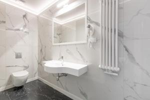 biała łazienka z umywalką i toaletą w obiekcie Hotel Villa Art Novis City Center we Wrocławiu +37 zdjęć