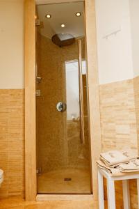y baño con ducha y puerta de cristal. en Misia Resort en Orvieto
