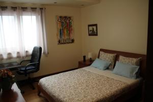 Un pat sau paturi într-o cameră la MicroRent Rooms