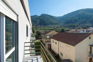 einen Blick vom Balkon eines Gebäudes in der Unterkunft Góis - Casa Belas Vistas - Rio e Montanha na N2 in Góis