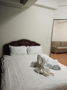 a bedroom with a bed with towels on it at Avatara condo B22 A in Mae Pim