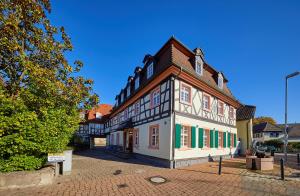 Un gran edificio blanco y marrón en una calle. en Wohnung 4 - nur 5 min vom Europapark, en Altdorf