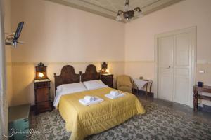 a bedroom with a bed with two towels on it at B&B Giardino Di Pietra in Ragusa