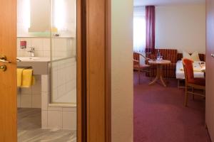 Cette chambre comprend une cuisine et une salle à manger. dans l'établissement Hotel - Landgasthof Rebstock, à Nimburg