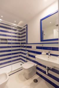 A bathroom at Hotel Il Faro