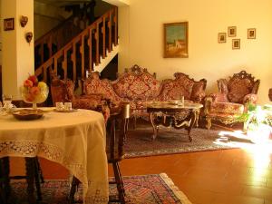 ニコロージにあるVilla Caterina B&Bのリビングルーム(テーブル、椅子、階段付)