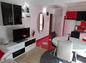 Kuchyň nebo kuchyňský kout v ubytování Studio apt. Downtown