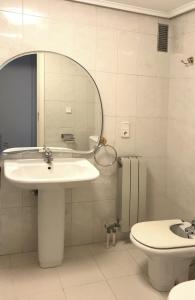 Ένα μπάνιο στο Apartamento PioXII Center