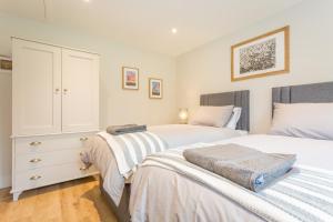Un dormitorio con dos camas y una cómoda. en Briary Cottages at Iletts Farm, en Brackley