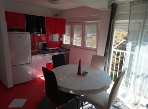 Kuchyň nebo kuchyňský kout v ubytování Studio apt. Downtown