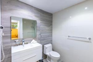 a bathroom with a toilet, sink, and bathtub at Club Seabourne Hotel in Culebra