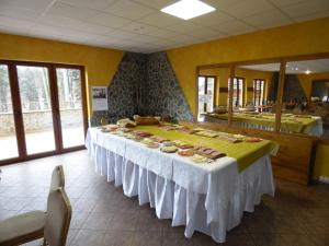 施柯拉爾斯卡波倫巴的住宿－Pod Smerkami，客房内的一张长桌,提供自助餐