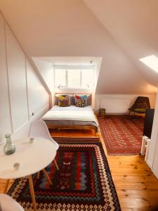 een kleine kamer met een bed en een tapijt bij Camden Town House in Londen