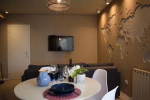 une salle à manger avec une table et une carte du monde sur le mur dans l'établissement MaSà Appartamenti (Il Mare in Salotto), à Pescara