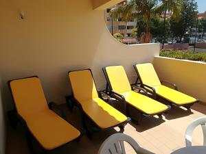 アルブフェイラにあるCasa da Quinta da Bela Vista T2の待合室の黄色い椅子