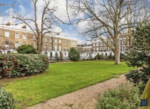 a park in front of a large building at 2 Bedroom Apartment just off Kings Road in London