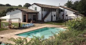 een villa met een zwembad voor een huis bij Casale Arcadia in Orvieto