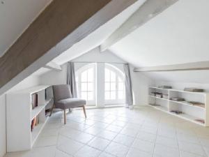 Cette chambre blanche dispose d'une chaise et d'une fenêtre. dans l'établissement Les Citronniers, à Villefranche-sur-Mer