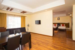 TV i/ili multimedijalni sistem u objektu Hotel Jay Suites