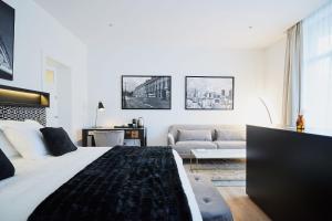 una camera con un grande letto e un soggiorno di B&B Suites 124 a Bruxelles