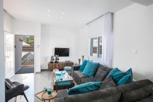sala de estar con sofá y almohadas azules en Marimar Luxury villa en Protaras